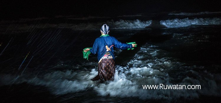 Ritual Buang Sial di Laut
